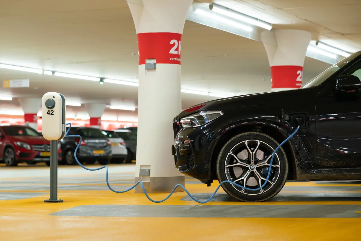 МЧС Казахстана запретило зарядки для электромобилей в паркинге