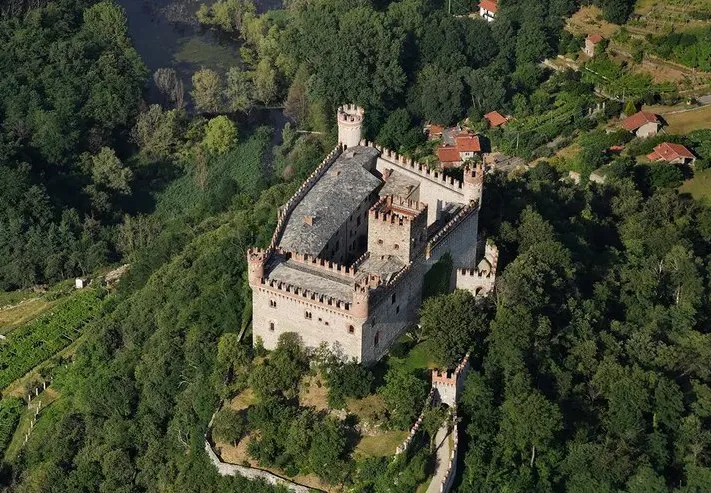 Жители маленького городка в Италии возмущены планами Джонни Деппа на приобретение средневекового замка: подробности